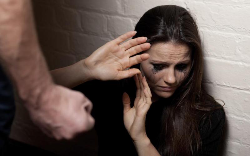 Εφιάλτης για 29χρονη γυναίκα: Ο αδερφός την χτυπάει και της ζητά διαρκώς χρήματα