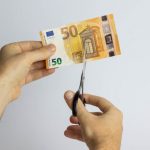 «Ψαλίδι» στο δώρο Χριστουγέννων για χιλιάδες εργαζομένους