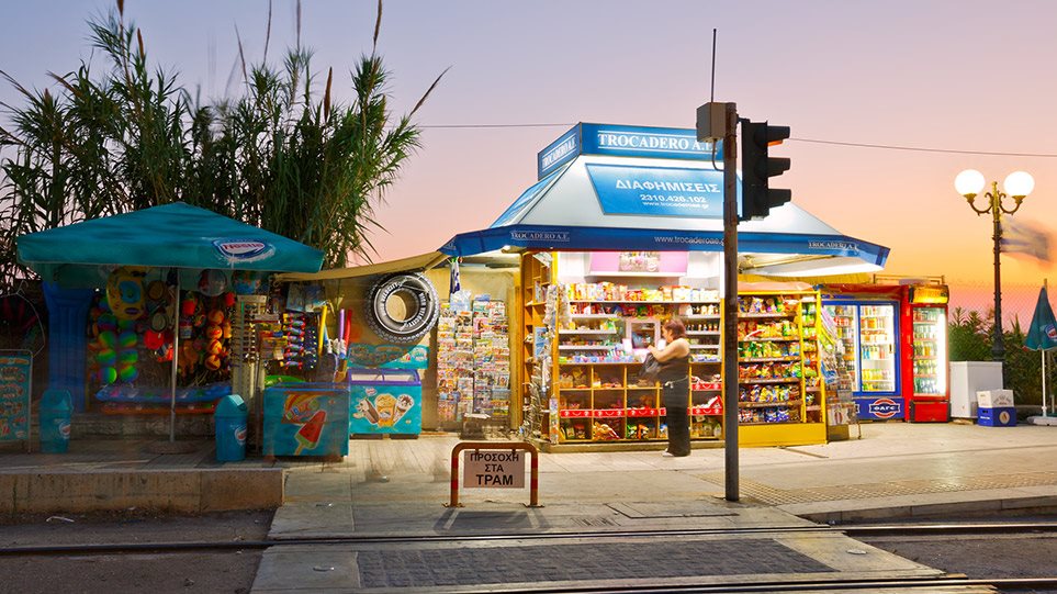 Τα περίπτερα θα κλείνουν τα μεσάνυχτα - Τι θα ανακοινώσει σήμερα ο Χαρδαλιάς