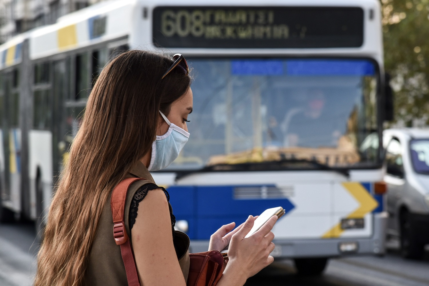 Μάσκες ακόμα και έξω αναμένεται να ανακοινώσει αύριο η κυβέρνηση