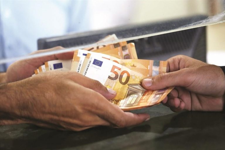 Eπίδoμα 534 ευρώ: Πληρωμή εντός της εβδομάδας σε 120.000 δικαιούχους