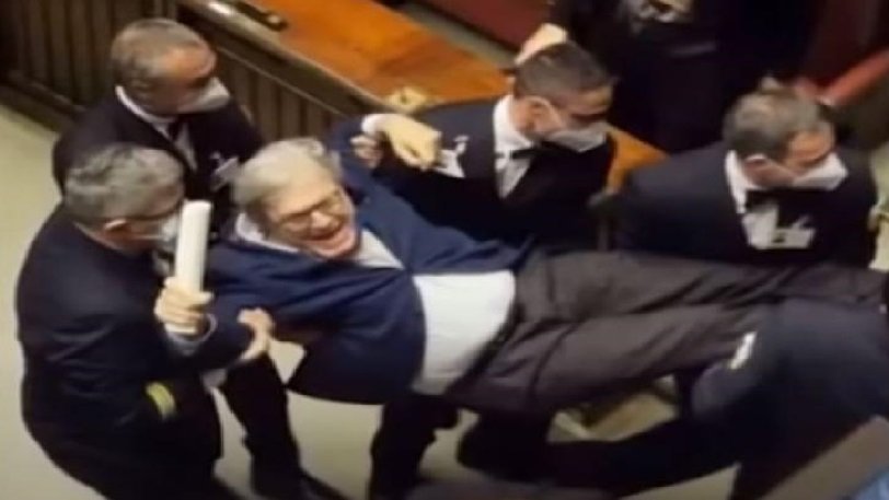 Σηκωτό πήραν από την ιταλική Βουλή αρνητή της μάσκας βουλευτή του Μπερλουσκόνι