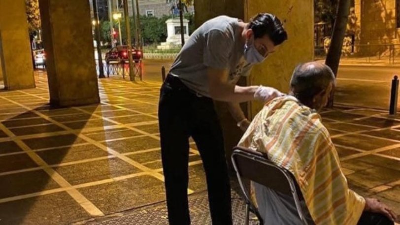 Tρεις κουρείς βγήκαν στους δρόμους της Αθήνας και περιποιήθηκαν άστεγους