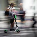 Nέoι κανόνες κυκλοφορίας: Υποχρεωτικά κράνος στα ηλεκτρικά πατίνια και ποδήλατα
