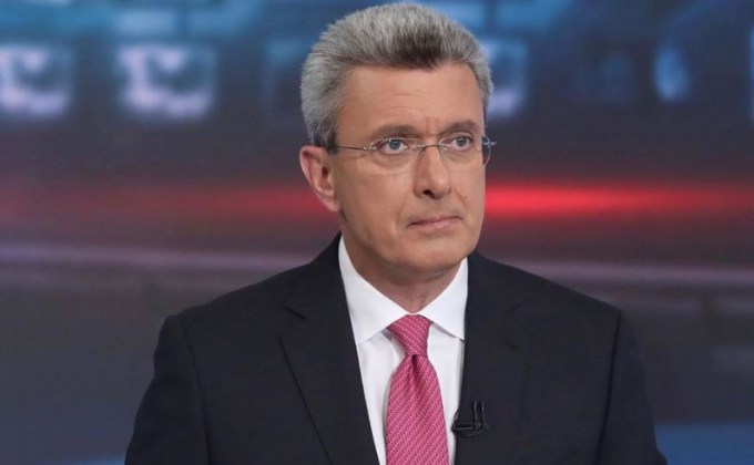 Νίκος Χατζηνικολάου: «Είσαι καραγκιoζης και ξεφτιλισμένoς»