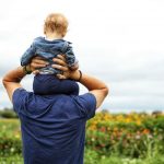 Άδεια πατρότητας δύο μηνών όταν γεννιέται το παιδί εξετάζει η κυβέρνηση