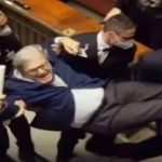 Σηκωτό πήραν από την ιταλική Βουλή αρνητή της μάσκας βουλευτή του Μπερλουσκόνι