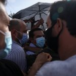 Προπηλακίστηκε ο Τσίπρας μπροστά στο Εφετείο - Ένταση με νερά και καφέδες