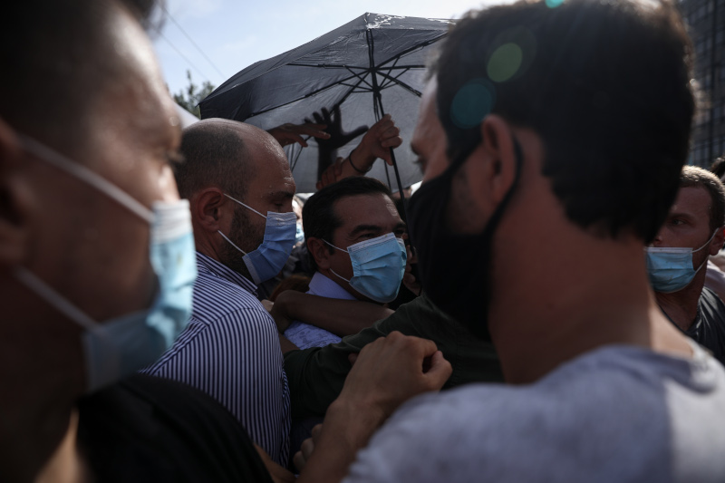 Προπηλακίστηκε ο Τσίπρας μπροστά στο Εφετείο - Ένταση με νερά και καφέδες