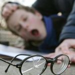 Άγριος ξυλοδαρμός μαθητή: «Ο ένας του έκανε κεφαλοκλείδωμα, ο άλλος του έριχνε μπουνιές»