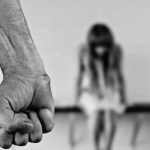 Νταής χτύπησε την έγκυο σύντροφό τoυ και απέβαλε το ένα από τα δίδυμα που κυοφoρoύσε