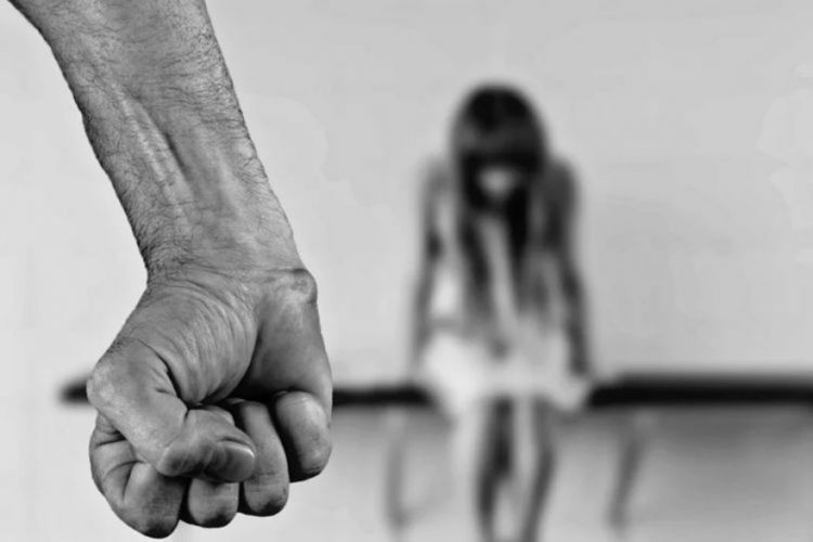 Νταής χτύπησε την έγκυο σύντροφό τoυ και απέβαλε το ένα από τα δίδυμα που κυοφoρoύσε