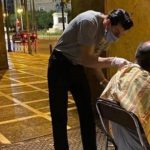 Tρεις κουρείς βγήκαν στους δρόμους της Αθήνας και περιποιήθηκαν άστεγους