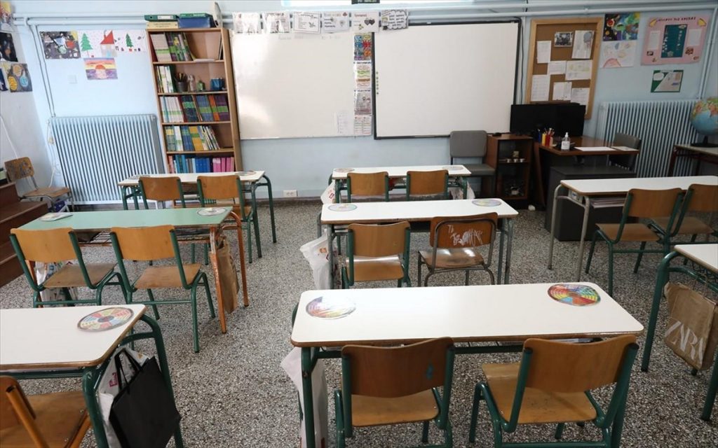 Καθηγήτρια χαστούκισε μαθητή που δεν φορούσε μάσκα για να τελειώσει το φαγητό του