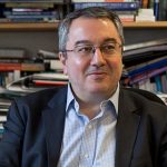 Ηλίας Μόσιαλος: «Δεν πέθανε από το εμβόλιο της Astra Zeneca ο εθελοντής»