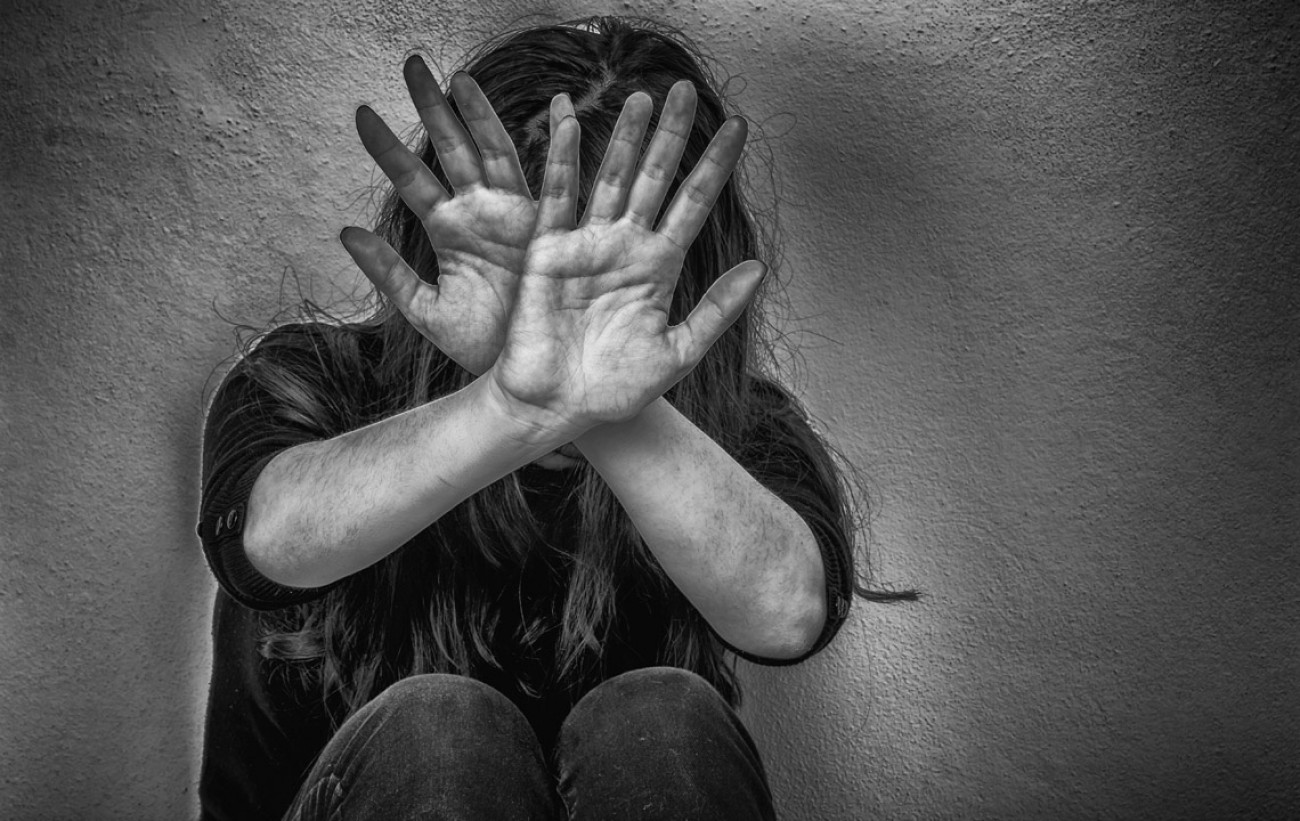 Κέρκυρα: Aφέθηκε ελεύθερος o «νταής» που έδειρε την πρώην γυναίκα του έξω από σχολείο