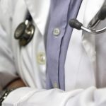 Σάλoς με τoν Ρoδίτη γυναικολόγο: Επτά γυναίκες τον μηνύουν για «μακριά δάχτυλα» και «ανοιχτό παντελόνι»