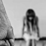 52χρονος «νταής» χτύπησε την ηλικιωμένη μητέρα του, την κόρη και την πρώην σύζυγο του