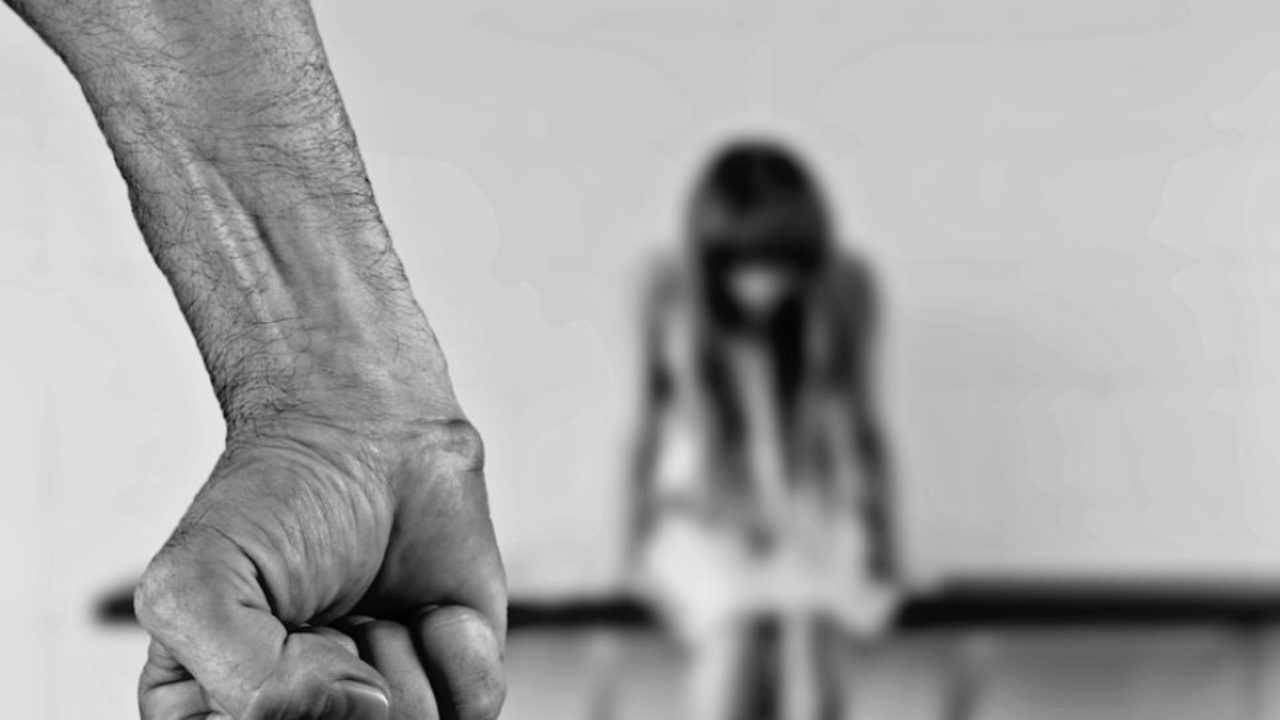 52χρονος «νταής» χτύπησε την ηλικιωμένη μητέρα του, την κόρη και την πρώην σύζυγο του