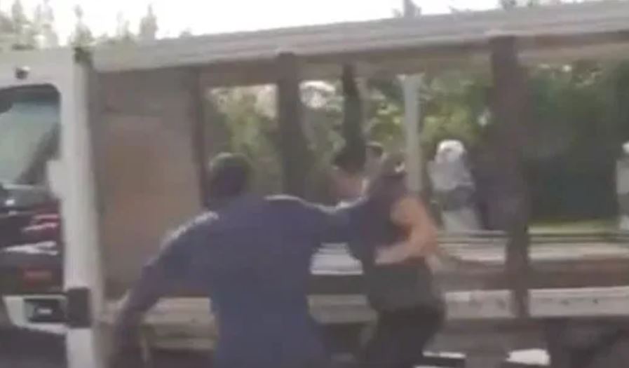 Ρομά διαμαρτύρεται στα ΜΑΤ και ξεσπά με σφαλιάρες στη γυναίκα του