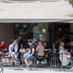 Λιγότερα άτομα από αύριο ανά τραπέζι σε καφετέριες, μπαρ, εστιατόρια και ταβέρνες