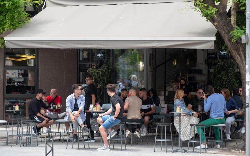 Λιγότερα άτομα από αύριο ανά τραπέζι σε καφετέριες, μπαρ, εστιατόρια και ταβέρνες