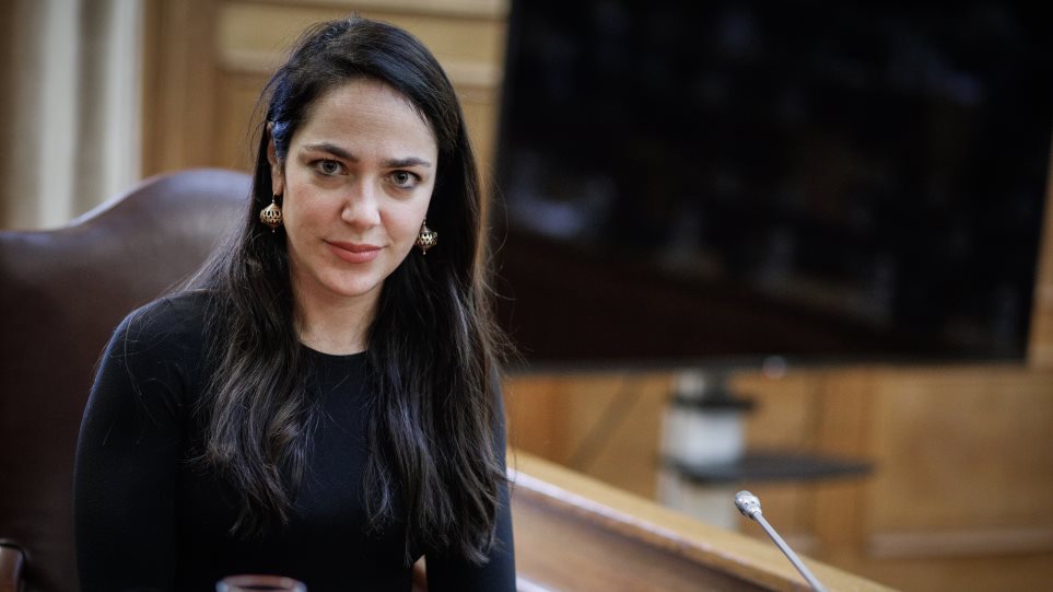 Δόμνα Μιχαηλίδου: Προβλέπονται 300 εκατ. ευρώ επιπλέον για επιδόματα