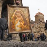 Αρμένιοι αγκαλιασμένοι αποχαιρετούν σπαρακτικά μοναστήρι εκατοντάδων ετών