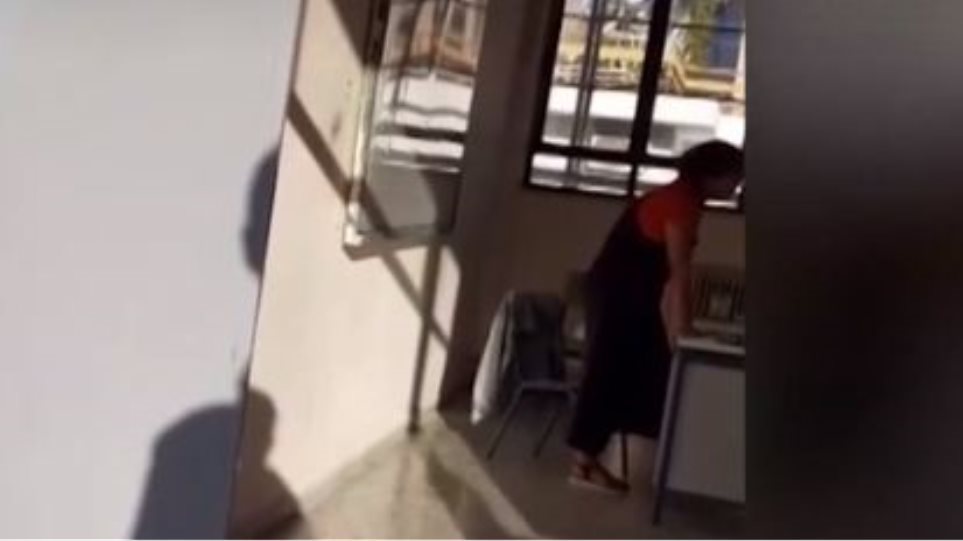 Σε ποινή φυλάκισης 12 μηνών με τριετή αναστολή καταδικάστηκε η φιλόλογος του ΕΠΑΛ Υμηττού που δεν φορούσε μάσκα