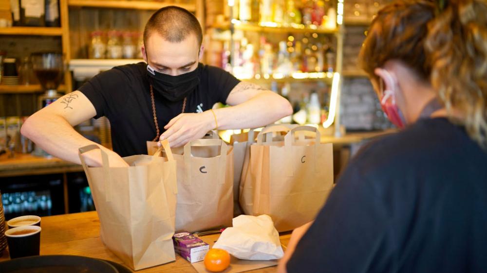 Αλαλούμ με την εστίαση: Κανονικά και το take away διευκρινίζει τώρα η Πολιτική Προστασία - Tι θα ισχύσει