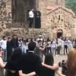 Ναγκόρνο Καραμπάχ: Αρμένιοι αποχαιρετούν τις εκκλησίες τους πριν ξεριζωθούν