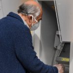 Καταγγελία πολιτών: Έδωσαν πρόστιμο 300 ευρώ σε ηλικιωμένο με το που πήρε την 360 ευρώ σύνταξη του έξω από τράπεζα