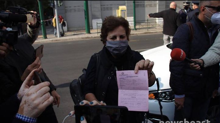 Eδωσαν πρόστιμο 300 ευρώ σε γυναίκα που άφησε λουλούδι στο Πολυτεχνείο