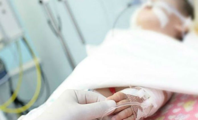 Ηράκλειο: Ελεύθεροι οι γονείς του παιδιού που έπεσε από το μπαλκόνι – Μάχη να κρατηθεί στη ζωή δίνει o 5χρονος