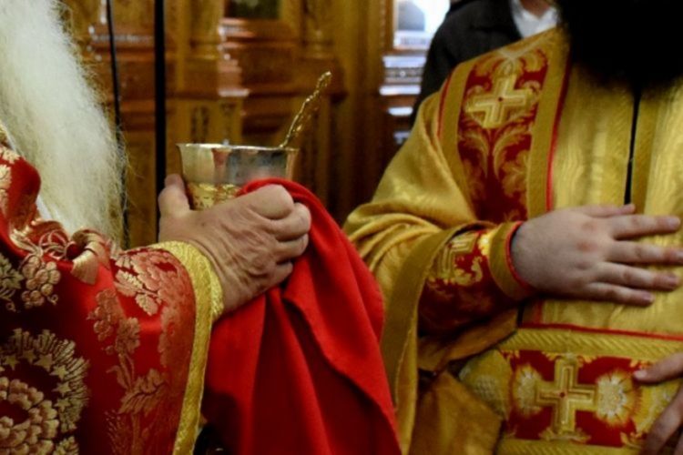 Θεία Λειτουργία μέσω διαδικτύου: Ιερέας έφτιαξε στούντιο και μεταδίδει μέσω Facebοοk