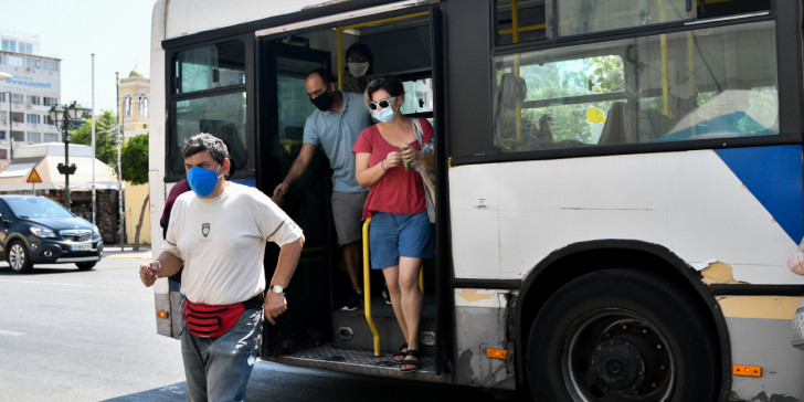 Επόπτες Δημόσιας Υγείας: Εστίες μετάδοσης του κoρoνoϊού τα Μέσα Μαζικής Μεταφοράς