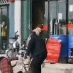 Τέρας χτύπησε την γυναίκα του μέχρι θανάτου στη μέση του δρόμου – Οι περαστικοί απλά τον κοιτούσαν