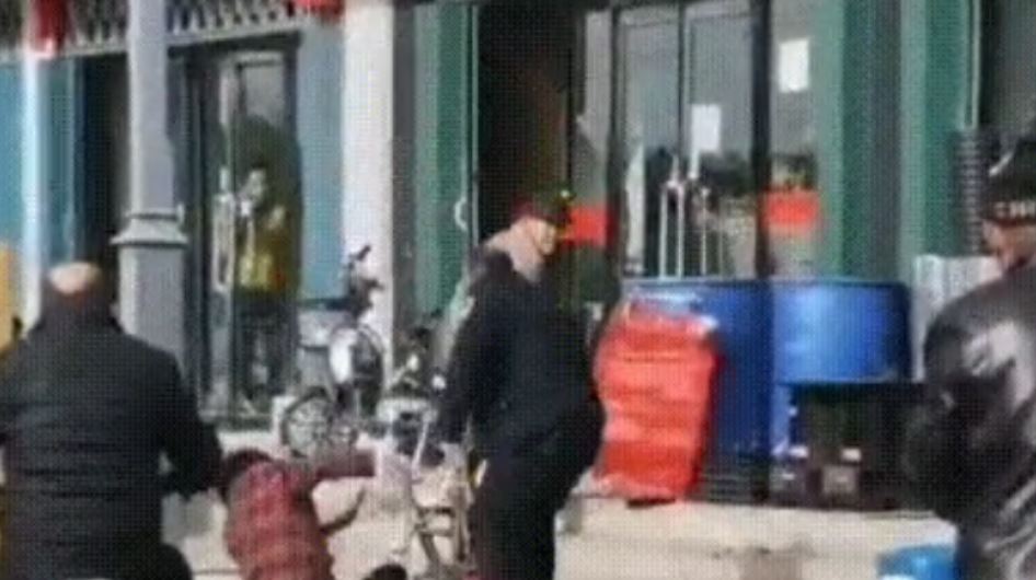 Τέρας χτύπησε την γυναίκα του μέχρι θανάτου στη μέση του δρόμου – Οι περαστικοί απλά τον κοιτούσαν