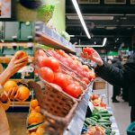 Αθηνά Λινού: «Σε κίνδυνος οι εργαζόμενοι στα σούπερ μάρκετ – Ψώνια μόνο με διανομείς»