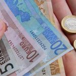 Πότε θα πληρωθούν τα 800 ευρώ στους εργαζόμενους σε αναστολή και τα 400 ευρώ σε μακροχρόνια ανέργους
