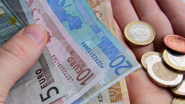 Πότε θα πληρωθούν τα 800 ευρώ στους εργαζόμενους σε αναστολή και τα 400 ευρώ σε μακροχρόνια ανέργους