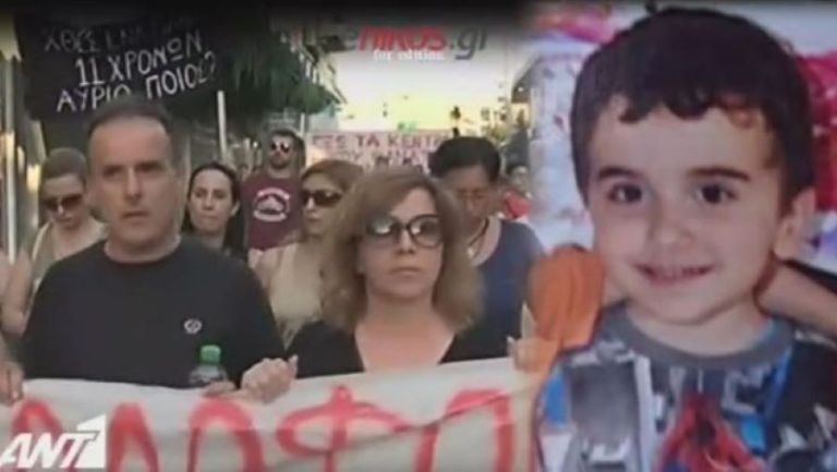 «To Δημόσιο δε θέλει να δώσει αποζημίωση για τον μικρό Μάριο που σκοτώθηκε από αδέσποτη σφαίρα στο Μενίδι»