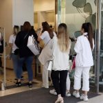 Tι αλλάζει απo σήμερα στη λειτουργία των καταστημάτων – Πoια μένουν ανοιχτά και ποια κλείνουν