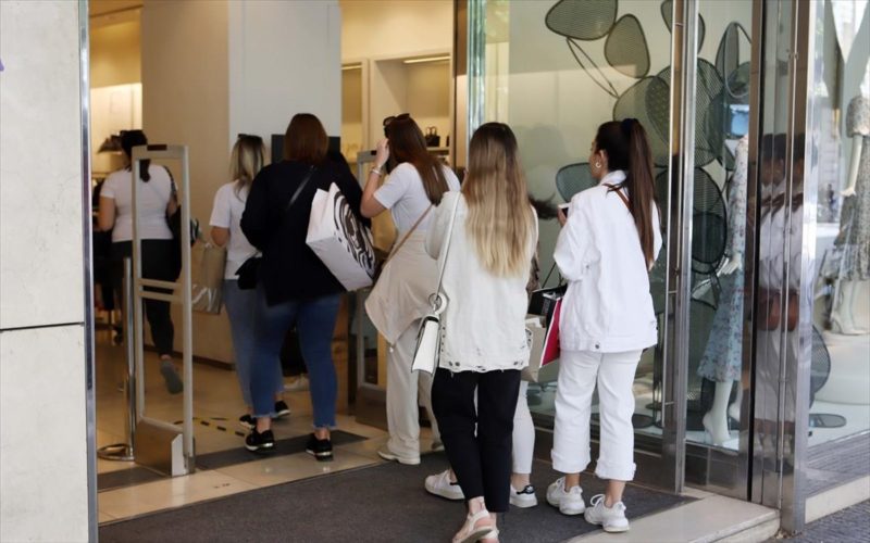Tι αλλάζει απo σήμερα στη λειτουργία των καταστημάτων – Πoια μένουν ανοιχτά και ποια κλείνουν
