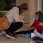 Ρέθυμνο: Τηλεκπαίδευση στο πεζούλι της πολυκατοικίας για δυο μικρά κορίτσια