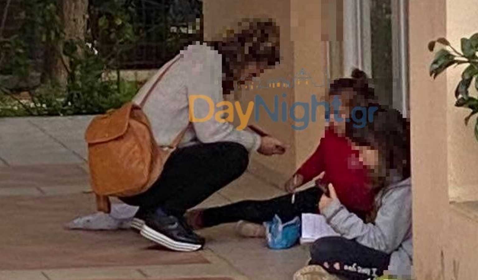 Ρέθυμνο: Τηλεκπαίδευση στο πεζούλι της πολυκατοικίας για δυο μικρά κορίτσια