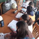 Νέα Δημοκρατία: Στημένη από τον κοινοτάρχη και ιδιοκτήτη του καφενείου η φωτογραφία με τους μαθητές