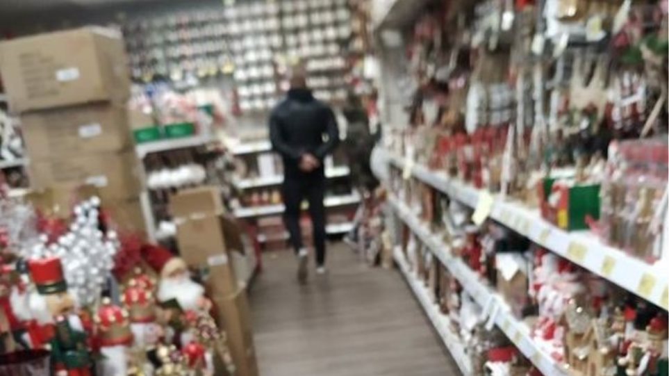 Κατερίνη: Εμπορικά καταστήματα άνοιξαν και βάζουν κόσμο από την πίσω πόρτα