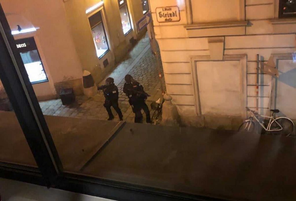 Βιέννη: Συγκλονίζει μαρτυρία Έλληνα για την αιματηρή επίθεση - «Μείνετε όπου βρίσκεστε και μη βγαίνετε έξω»