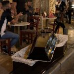 Έβγαλαν φέρετρο σε μεζεδοπωλείο στου Ψυρρή – «Πόσο να αντέξουμε;» δηλώνει ο υπεύθυνος του μαγαζιού